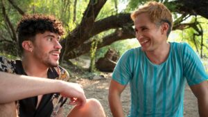 ¡Apasionado! Así protagonizó Bad Bunny su beso con Gael García Márquez en "Cassandro"