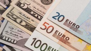 El precio del euro baja al mínimo desde marzo frente al dólar
