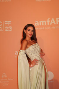 MichellRoxana Castellanos deslumbró con su presencia en la prestigiosa Gala amfAR