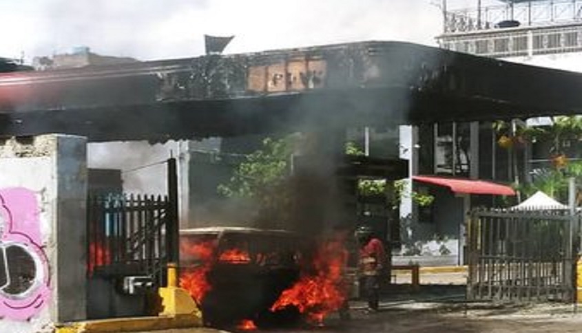 Se incendiaron dos vehículos en estación de servicio de Caracas