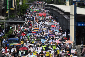 Salvadoreños marchan contra detención de inocentes y reelección de Bukele