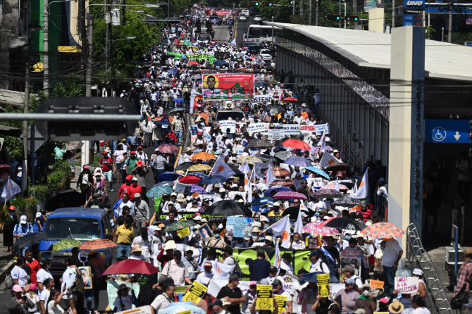 Salvadoreños marchan contra detención de inocentes y reelección de Bukele