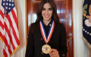 Presidente de Estados Unidos otorgó medalla de Honor a filántropa y modelo MichellRoxana Castellanos