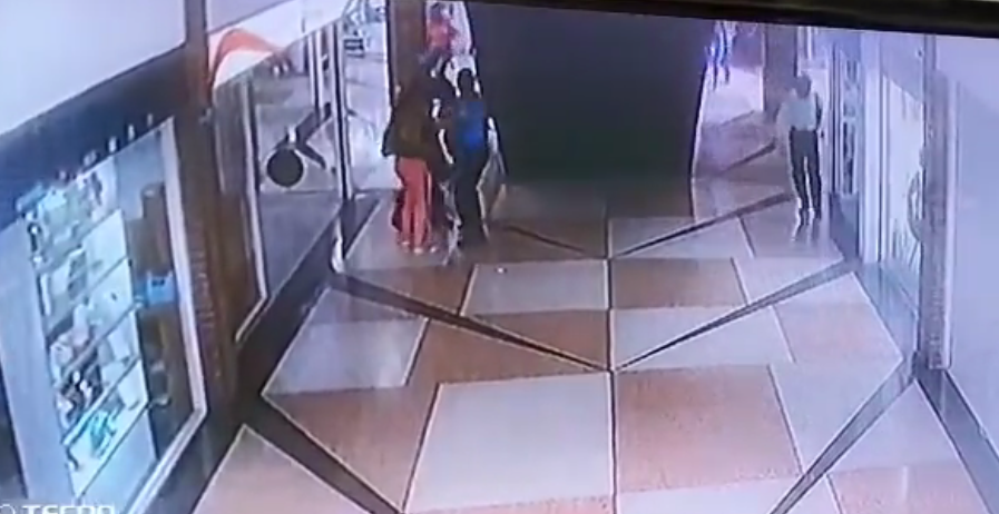 Un vigilante salvó a una niña que cayó al vacío por una escalera ¡La atrapó en el aire!