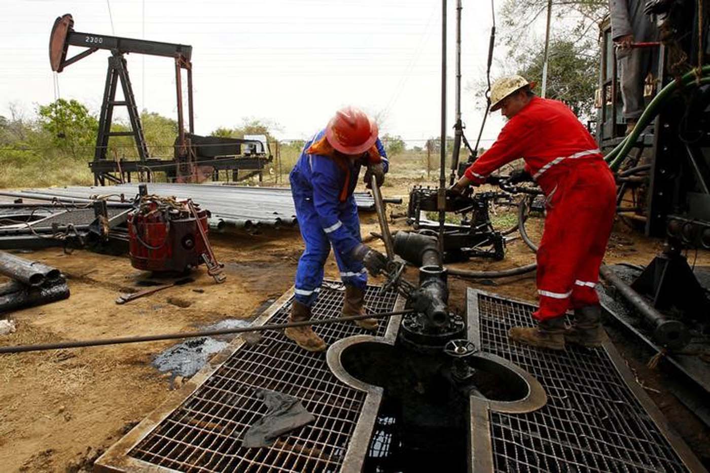 Producción petrolera venezolana cerró 2023 en 802.000 barriles diarios con precios en baja