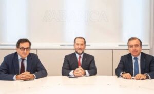 Abanca de Escotet cerró compra de Targobank en España