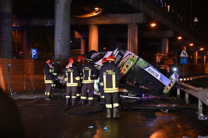 Al menos 21 muertos en Venecia al caer un bus de un puente e incendiarse