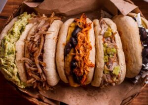 ¿Cuál es la mejor? La venezolana Joana Hausmann crea polémica al comparar las arepas venezolanas con las colombianas