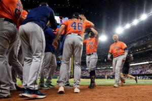 El astroboy José Altuve da ventaja a los Astros con jonrón decisivo