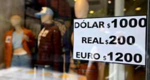 El dólar paralelo se dispara en Argentina a días de las presidenciales