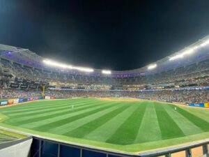 El Caracas se lleva el primero ante Magallanes 7-6 con récord histórico de asistencia