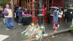 Fans de Friends lloran a Matthew Perry a las puertas del icónico apartamento neoyorquino de la sitcom