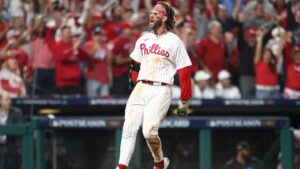 A punta de jonrones Filis de Filadelfia derrota a los Bravos de Atlanta y pone la serie a tiro