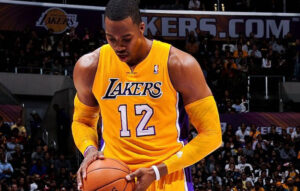 El jugador Dwight Howard acepta que tuvo relaciones con dos hombres pero niega violación