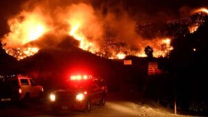 Miles de evacuados por un incendio forestal en California