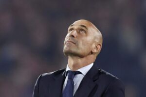 “Ella se fue muerta de risa” tras el polémico beso