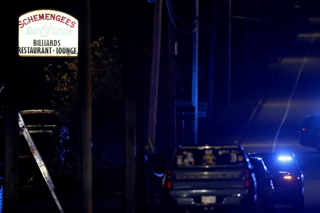 Sospechoso de los tiroteos de Maine fue encontrado muerto en un camión de reciclaje