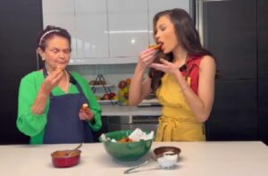 Miss EEUU aparece cocinando mandocas venezolanas junto a su abuela