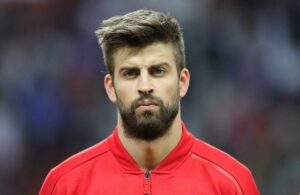 Gerard Piqué se cayó del escenario durante un evento en México