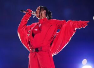Lanzan colección de ropa inspirada en el atuendo de Rihanna para el Super Bowl