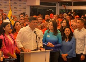 Superlano declina su candidatura para apoyar a María Corina Machado