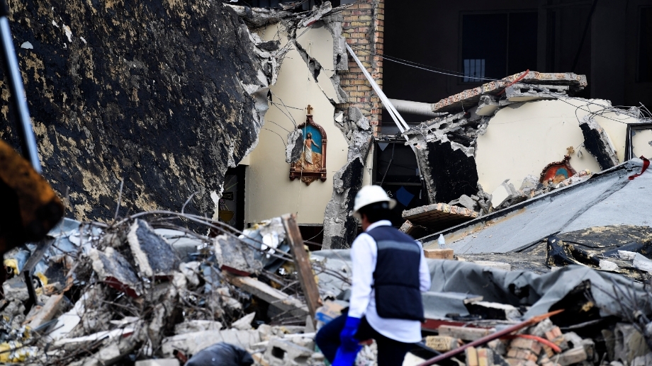 Con 11 muertos finaliza rescate en iglesia que se derrumbó durante misa en México
