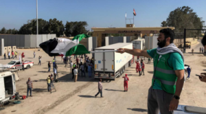 Los primeros camiones con ayuda humanitaria entran en Gaza tras abrir el paso fronterizo de Ráfah