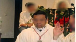 Escándalo en España por caso del sacerdote venezolano detenido por acoso a su pareja