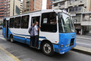 Transportistas exigen a las autoridades que el pasaje mínimo en el país cueste Bs. 15