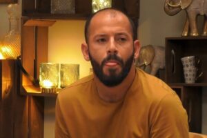 a la soltera de Jerez le asquea que su cita masque chicle. "Se parece a Rosario Flores en el blanco de los ojos"