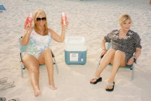 '¡Sálvese quien pueda!' (2023), crítica: Es un anti-reality de Netflix que encuentra su esencia cuando el cartón piedra de Miami cae y se revela como un nuevo 'Sálvame'