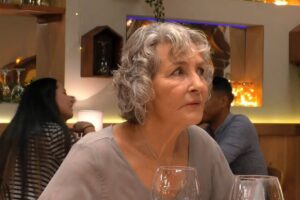 el soltero de La Sénia querría vestir a su cita de Caperucita Roja. "Pensaba que se te estaban cayendo los pechos"