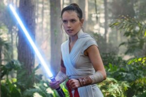 "Me cagaba viva". Daisy Ridley ya conoce la trama de su nueva película de 'Star Wars' y confiesa lo mal que lo pasó cuando se anunció su regreso