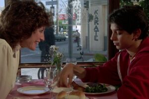 Esta entrañable cinta de los ochenta con artes marciales y amores adolescentes se vuelve (por sorpresa) como la más vista de HBO Max México