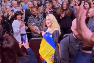 Adele abrazó la bandera de Venezuela en su presentación en Las Vegas
