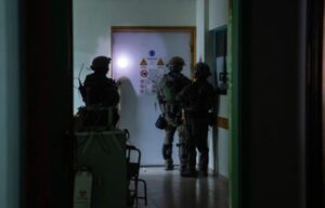 Pacientes y personal médico abandonan el hospital de Al Shifa
