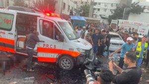 Israel ataca la entrada de un hospital y ambulancias que transportaban a heridos en la Franja de Gaza