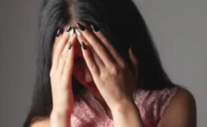 Madre quema a su hija por decirle que su padrastro abusó de ella
