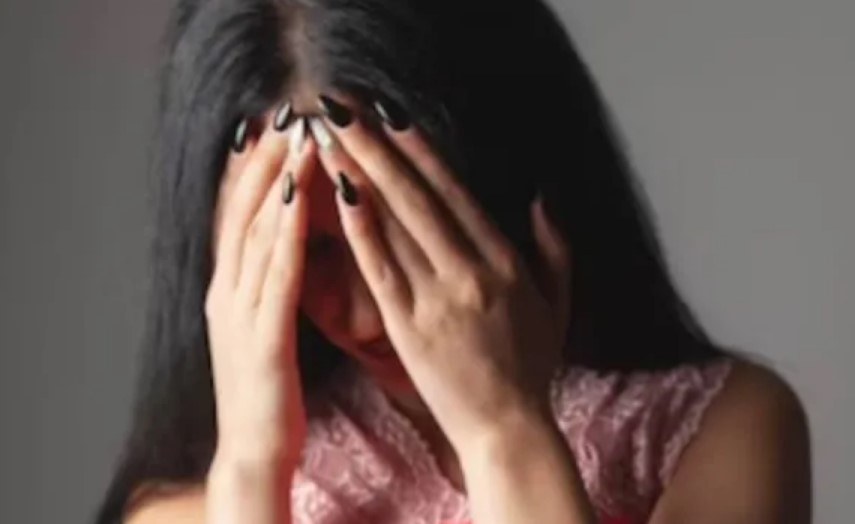 Madre quema a su hija por decirle que su padrastro abusó de ella