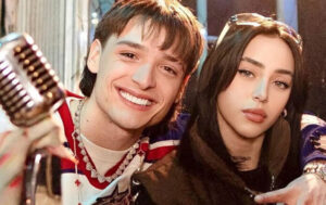 El incómodo beso entre Peso Plumay Nicki Nicole en pleno concierto