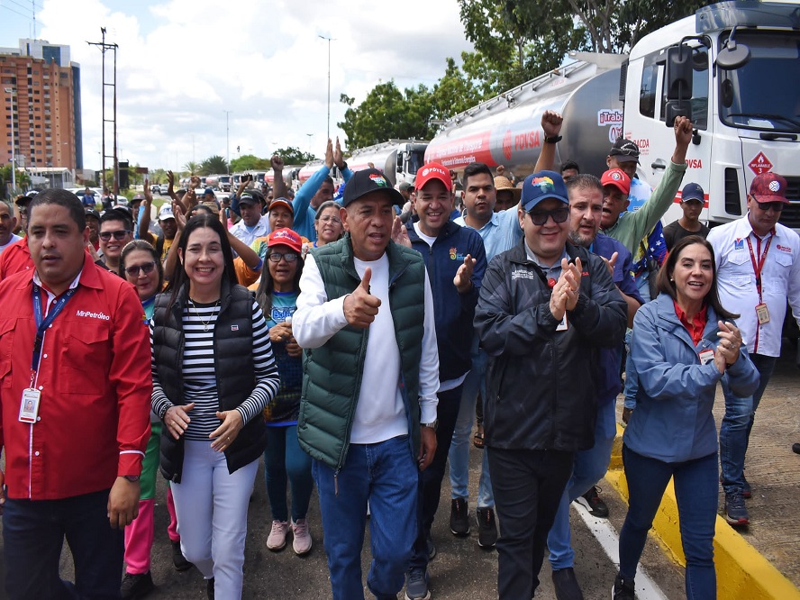 Juan Carlos Díaz Socorro - PDVSA asigna 15 unidades de transporte de combustible en el estado Bolívar - FOTO