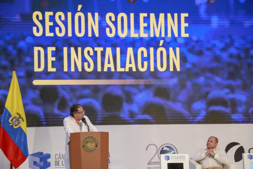 Petro anuncia congelación de altos sueldos públicos en Colombia para evitar el "suicidio económico"