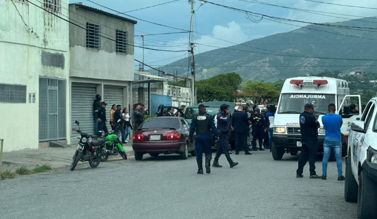 un hombre mató a su esposa frente a sus hijas y luego se suicidó