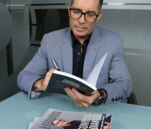 Leonardo Luttinger anuncia el lanzamiento de su libro “Sonrisas radiantes” 📚🦷