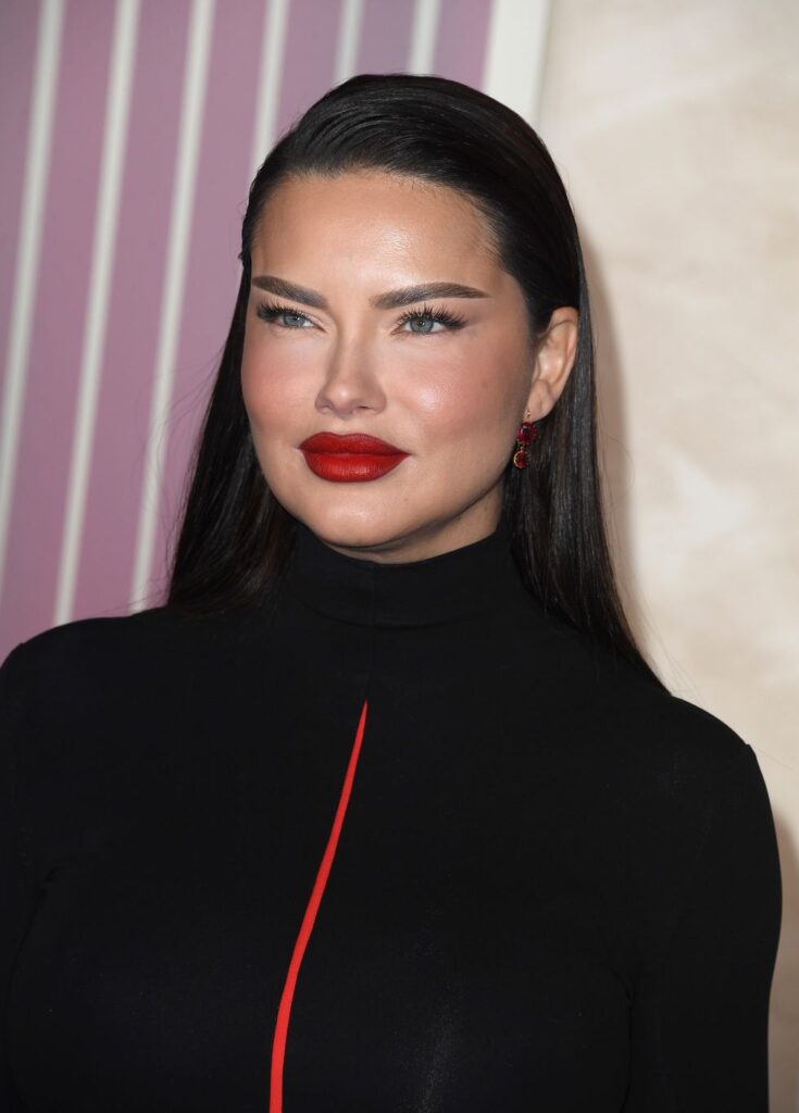 Adriana Lima reaparece irreconocible tras intervención estética en el rostro