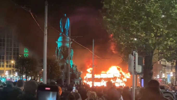 Se registran fuertes protestas en Irlanda tras apuñalamiento de tres niños