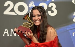 La cantautora venezolana Joaquina ha sido designada mejor nuevo artista en la gala de los premios Latin Grammy