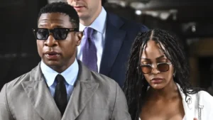 Se retoma el juicio contra Jonathan Majors por agresión centrándose en las pruebas selladas