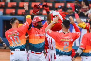 Los Leones y Cardenales apalearon a Tigres y Tiburones y se mantienen en la punta