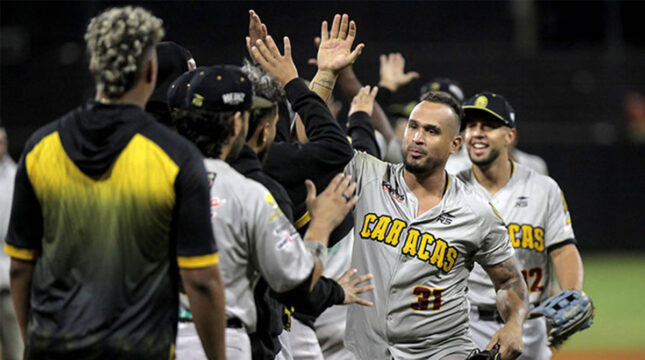 Los Leones del Caracas derrotaron a Tigres de Aragua e igualaron la punta